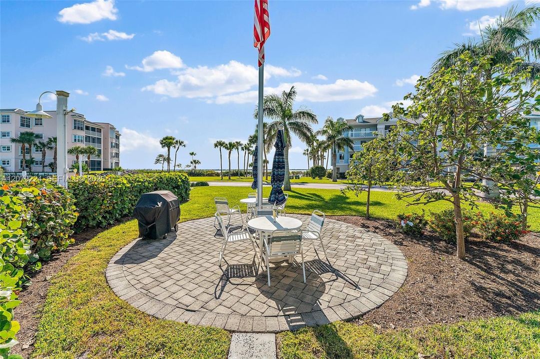 For Rent: $2,250 (1 beds, 1 baths, 696 Square Feet)