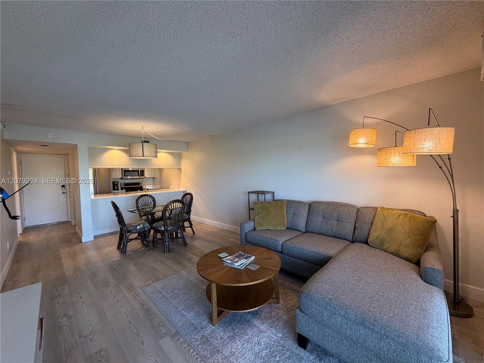 For Rent: $2,250 (1 beds, 1 baths, 696 Square Feet)