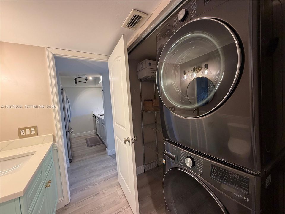 For Rent: $2,250 (1 beds, 1 baths, 696 Square Feet)