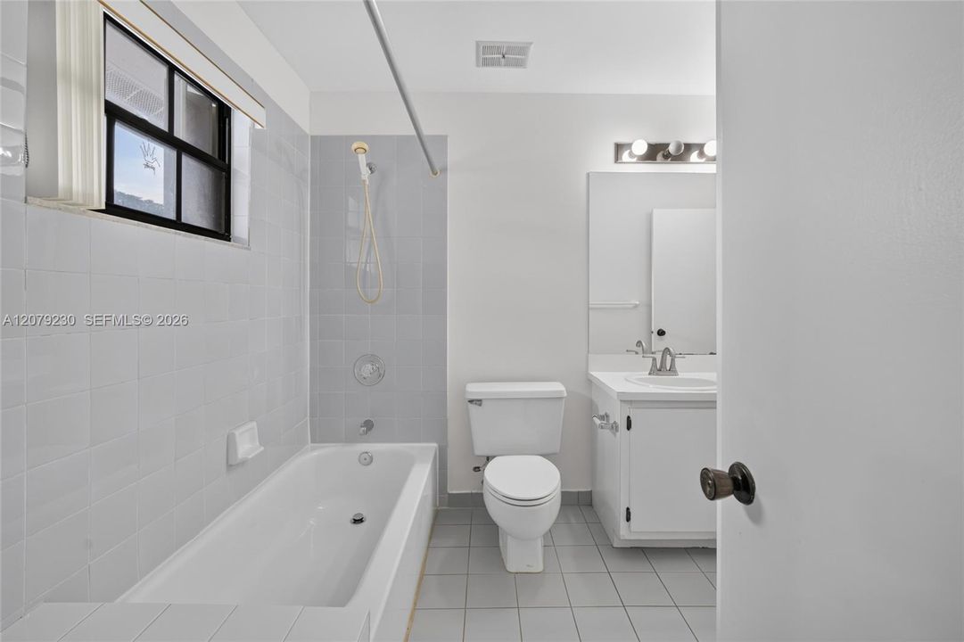 En Venta: $679,000 (4 camas, 3 baños, 1819 Pies cuadrados)