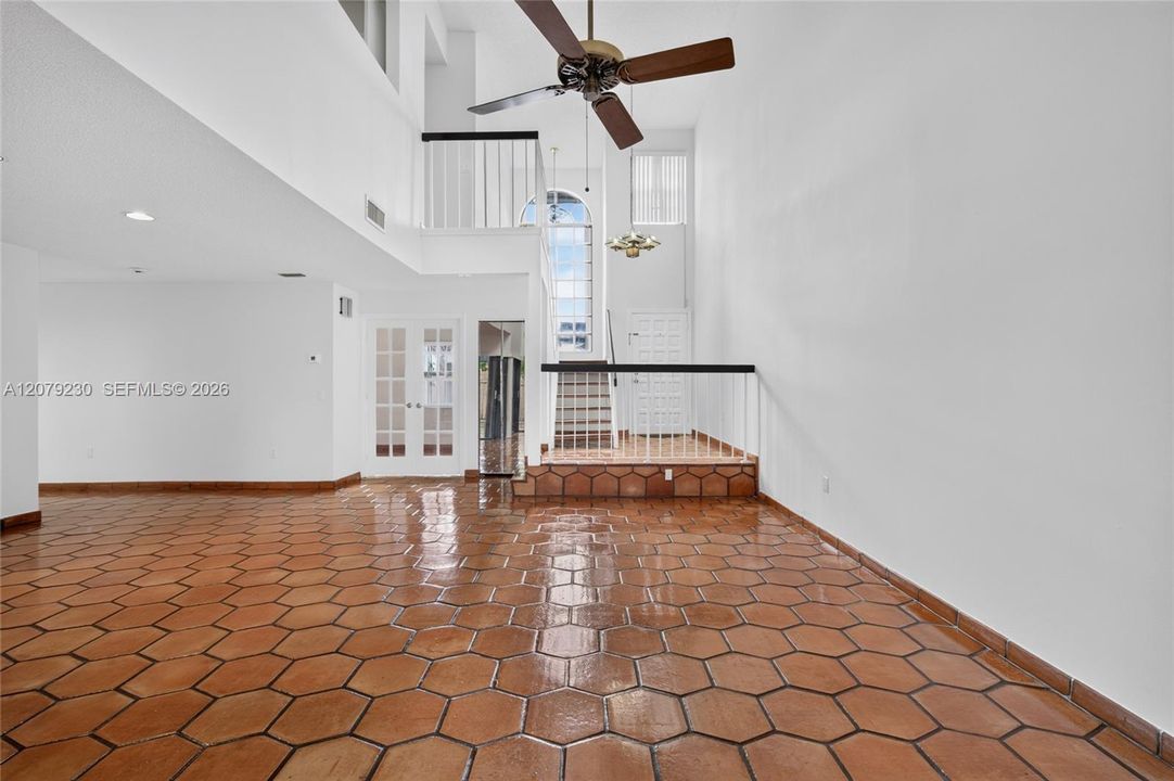 En Venta: $679,000 (4 camas, 3 baños, 1819 Pies cuadrados)