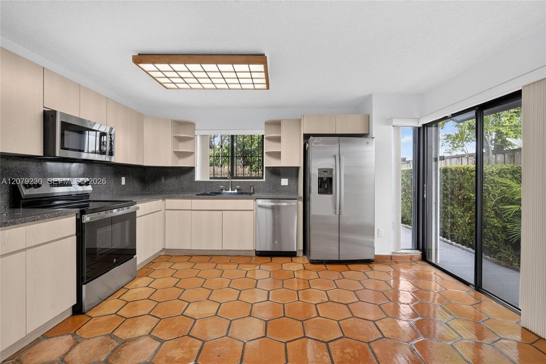 En Venta: $679,000 (4 camas, 3 baños, 1819 Pies cuadrados)