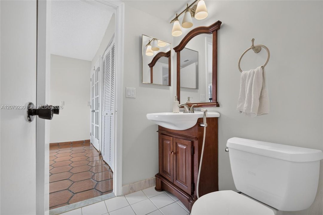 En Venta: $679,000 (4 camas, 3 baños, 1819 Pies cuadrados)