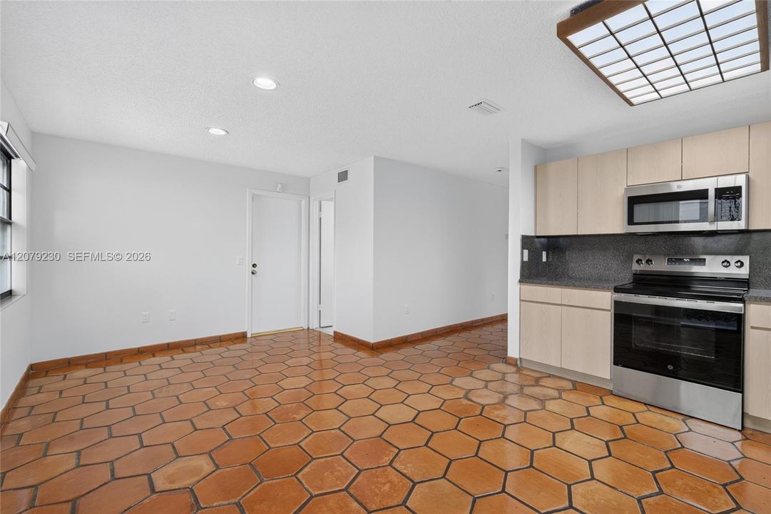 En Venta: $679,000 (4 camas, 3 baños, 1819 Pies cuadrados)