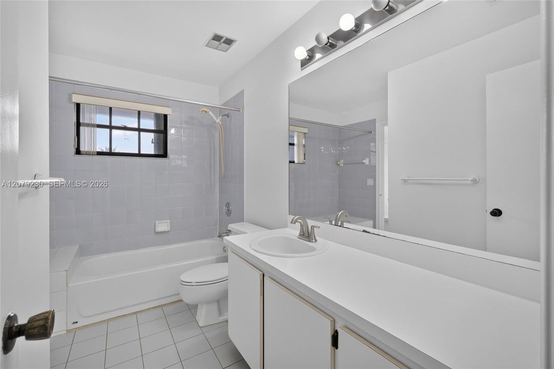 En Venta: $679,000 (4 camas, 3 baños, 1819 Pies cuadrados)