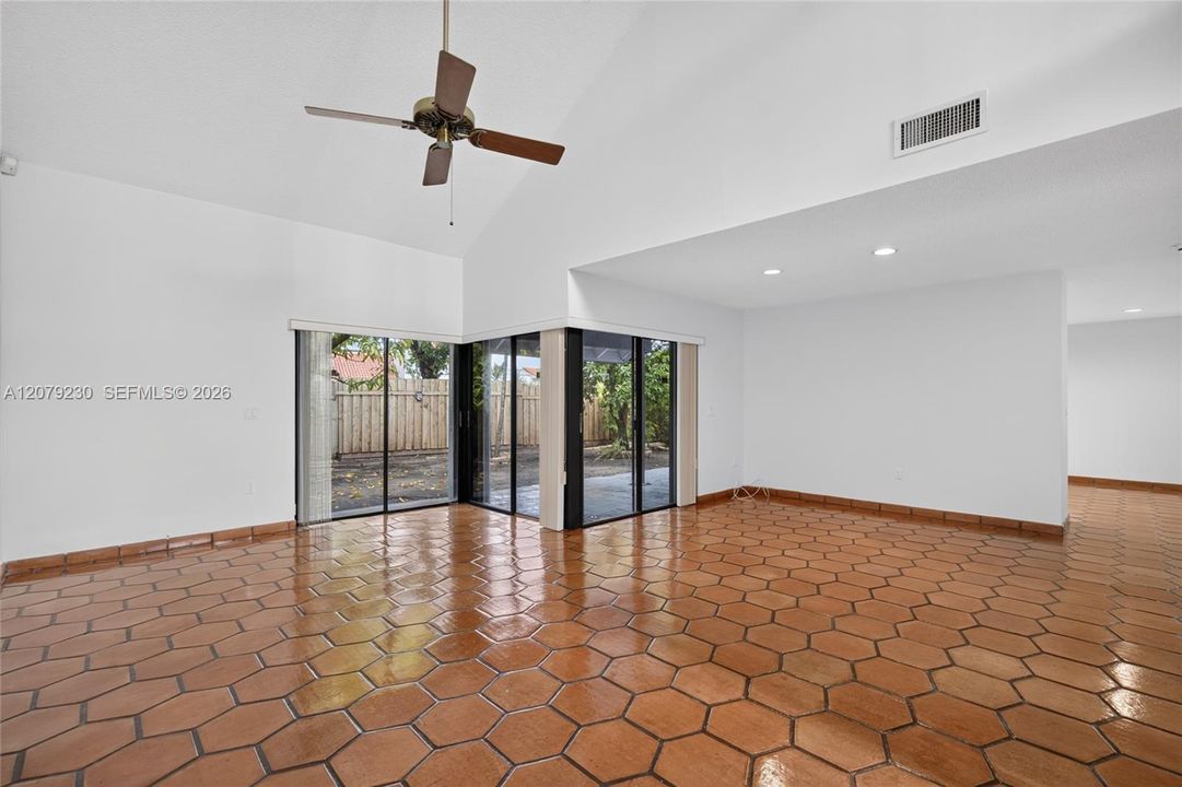 En Venta: $679,000 (4 camas, 3 baños, 1819 Pies cuadrados)