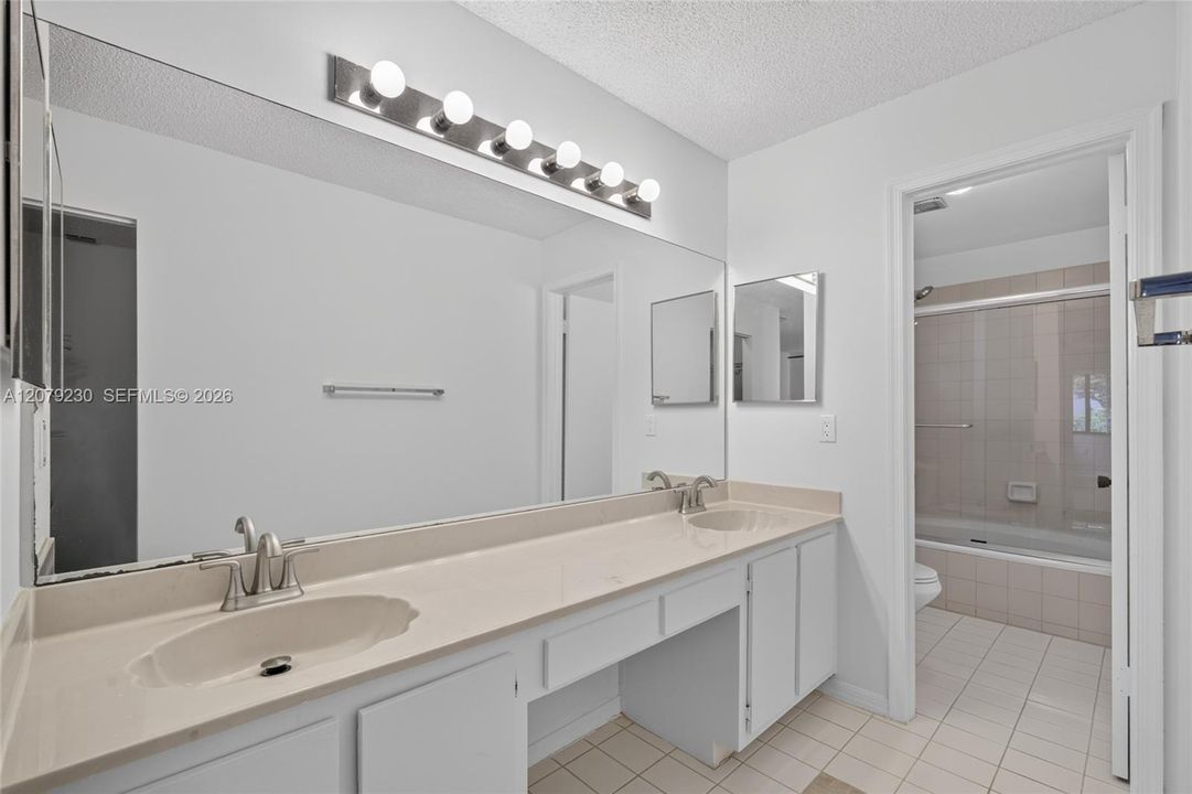 En Venta: $679,000 (4 camas, 3 baños, 1819 Pies cuadrados)