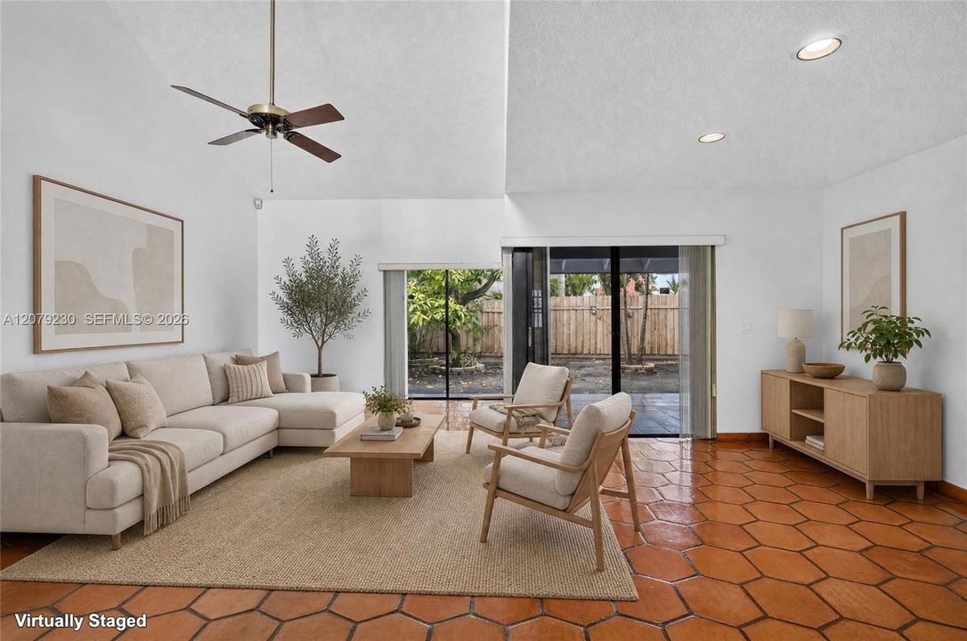 En Venta: $679,000 (4 camas, 3 baños, 1819 Pies cuadrados)