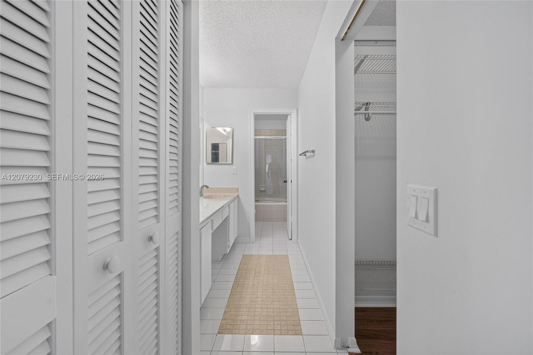 En Venta: $679,000 (4 camas, 3 baños, 1819 Pies cuadrados)