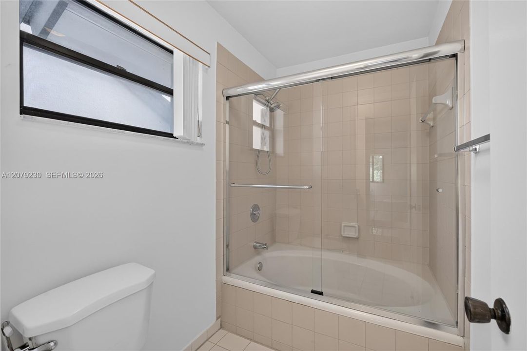 En Venta: $679,000 (4 camas, 3 baños, 1819 Pies cuadrados)