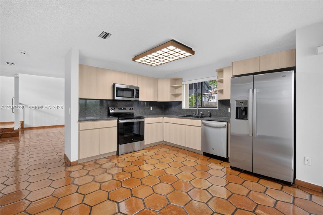 En Venta: $679,000 (4 camas, 3 baños, 1819 Pies cuadrados)