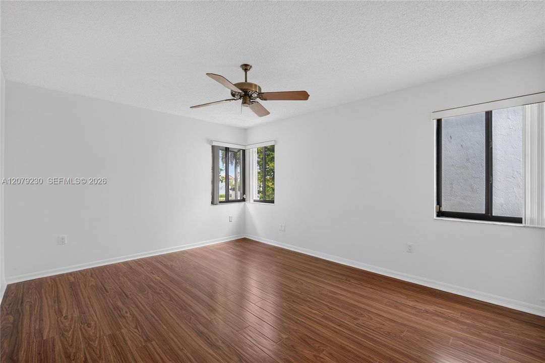 En Venta: $679,000 (4 camas, 3 baños, 1819 Pies cuadrados)