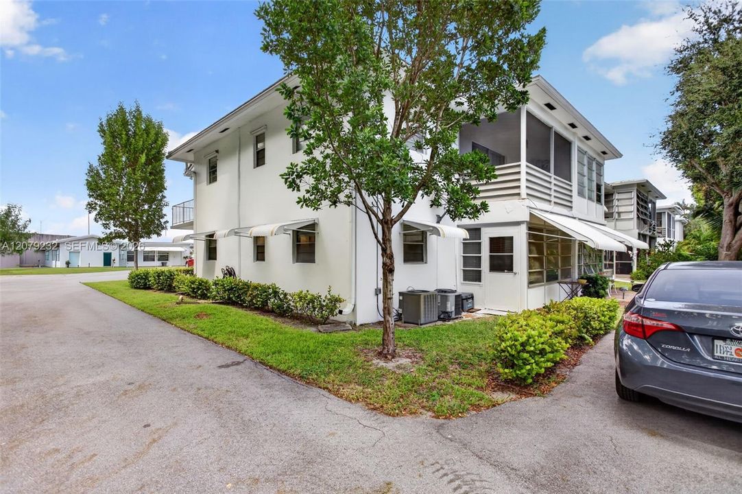 For Sale: $95,000 (2 beds, 1 baths, 705 Square Feet)