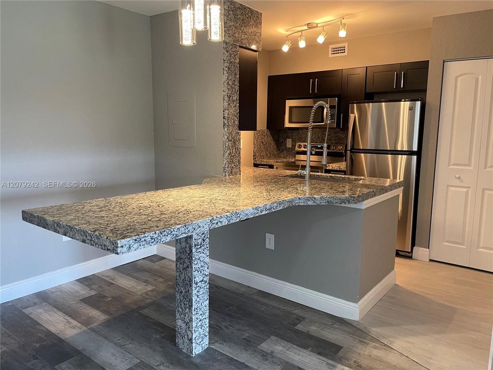 For Rent: $1,995 (1 beds, 1 baths, 804 Square Feet)