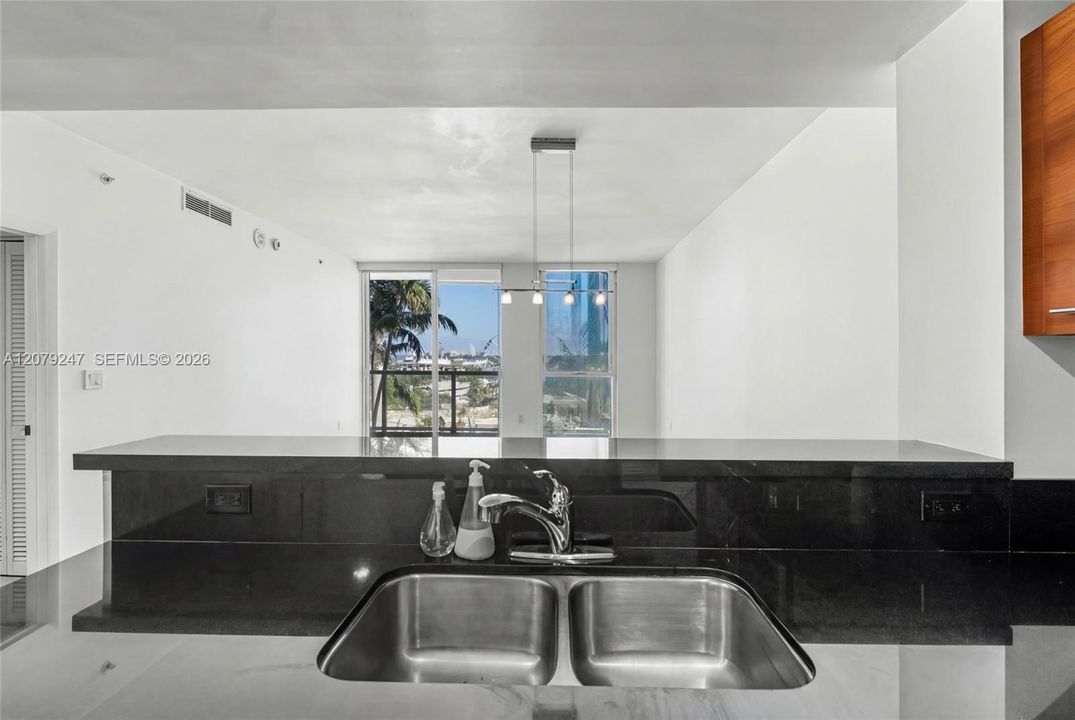 For Sale: $399,000 (1 beds, 1 baths, 802 Square Feet)