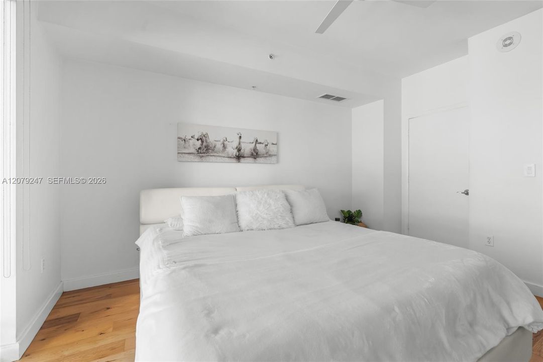 For Sale: $399,000 (1 beds, 1 baths, 802 Square Feet)