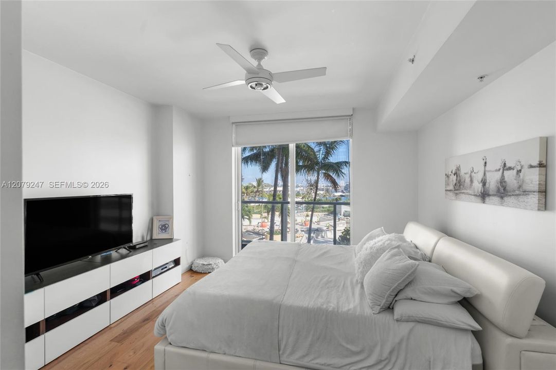For Sale: $399,000 (1 beds, 1 baths, 802 Square Feet)