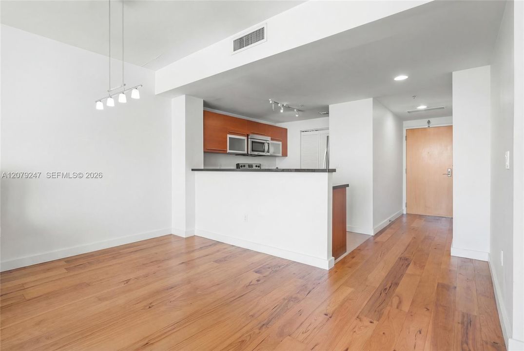For Sale: $399,000 (1 beds, 1 baths, 802 Square Feet)