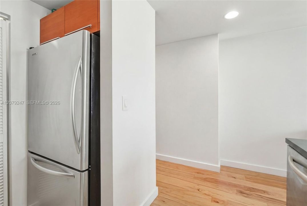 For Sale: $399,000 (1 beds, 1 baths, 802 Square Feet)
