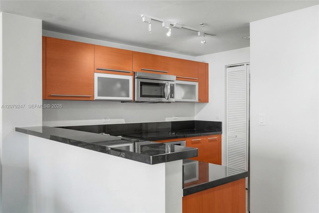 For Sale: $399,000 (1 beds, 1 baths, 802 Square Feet)