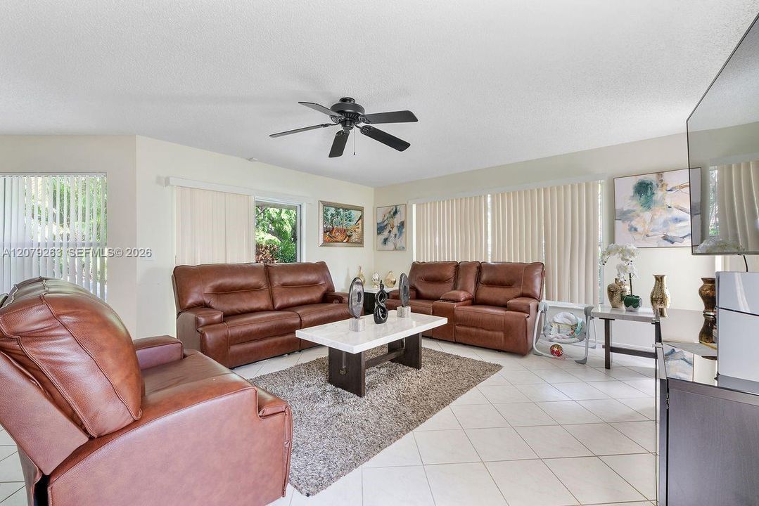 В аренду: $4,300 (4 спален, 2 ванн, 2491 Квадратных фут)