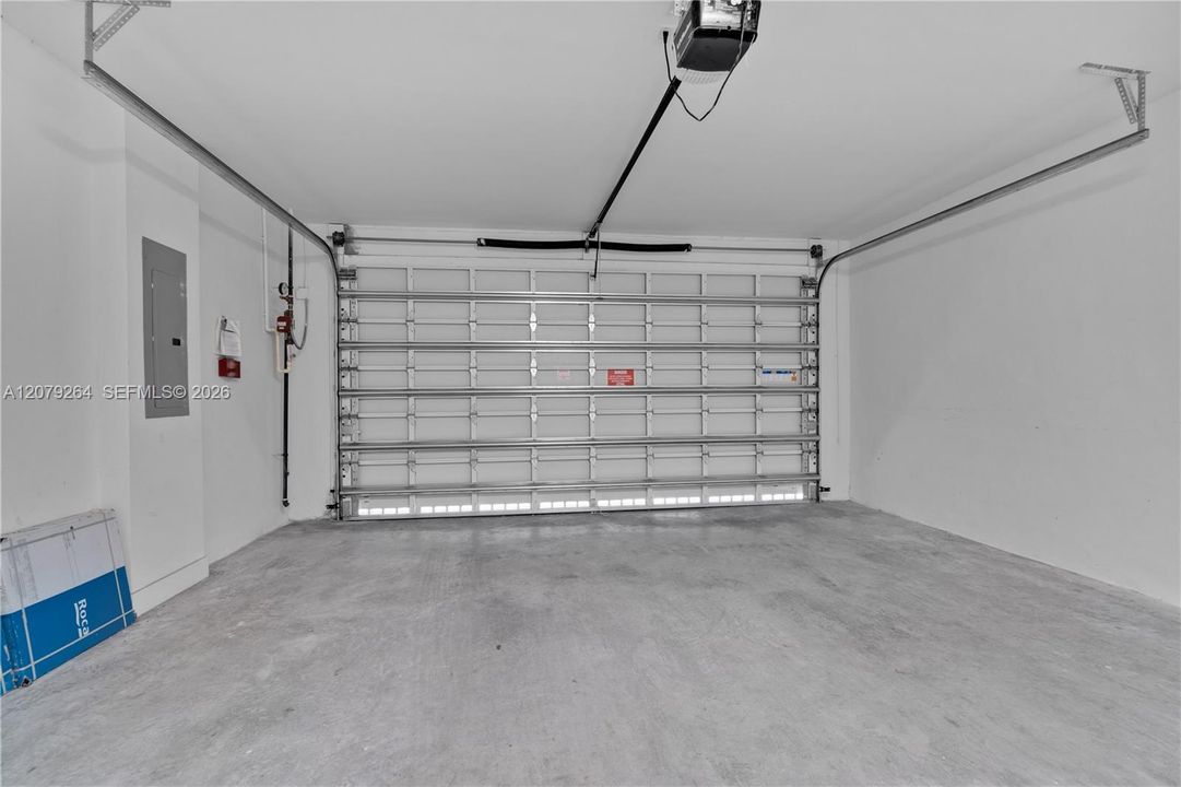 En Venta: $896,000 (3 camas, 4 baños, 2399 Pies cuadrados)