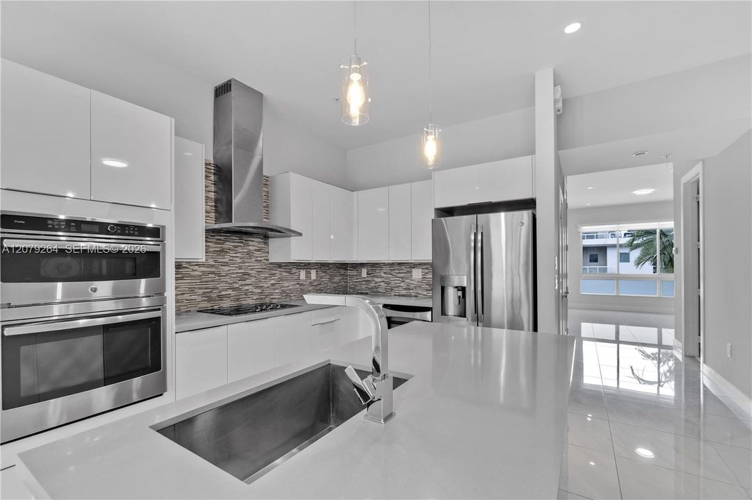 En Venta: $896,000 (3 camas, 4 baños, 2399 Pies cuadrados)