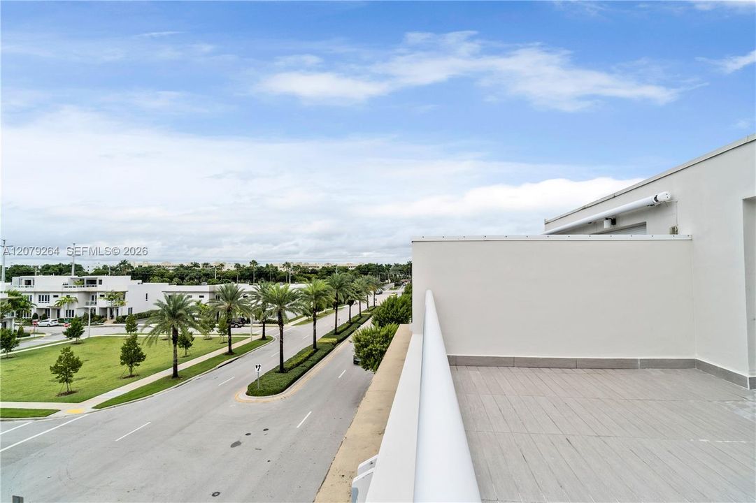 En Venta: $896,000 (3 camas, 4 baños, 2399 Pies cuadrados)