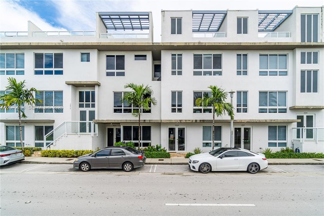 En Venta: $896,000 (3 camas, 4 baños, 2399 Pies cuadrados)