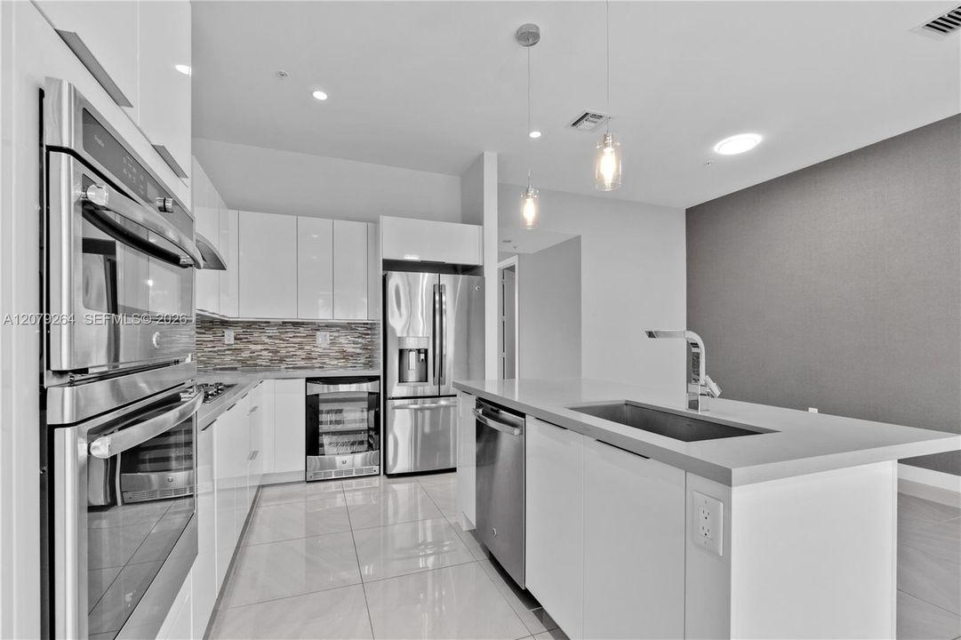 En Venta: $896,000 (3 camas, 4 baños, 2399 Pies cuadrados)