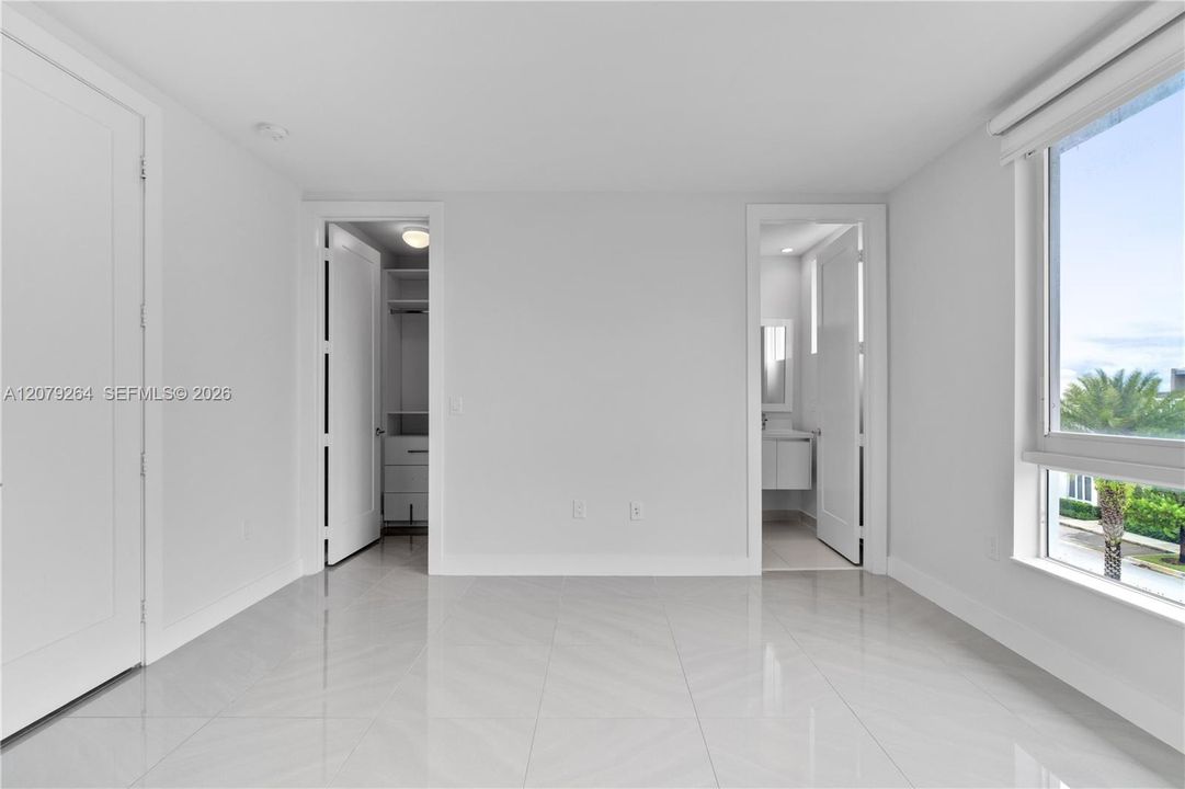 En Venta: $896,000 (3 camas, 4 baños, 2399 Pies cuadrados)