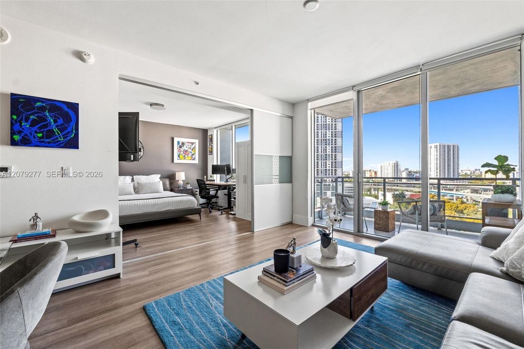 For Sale: $425,000 (1 beds, 1 baths, 747 Square Feet)