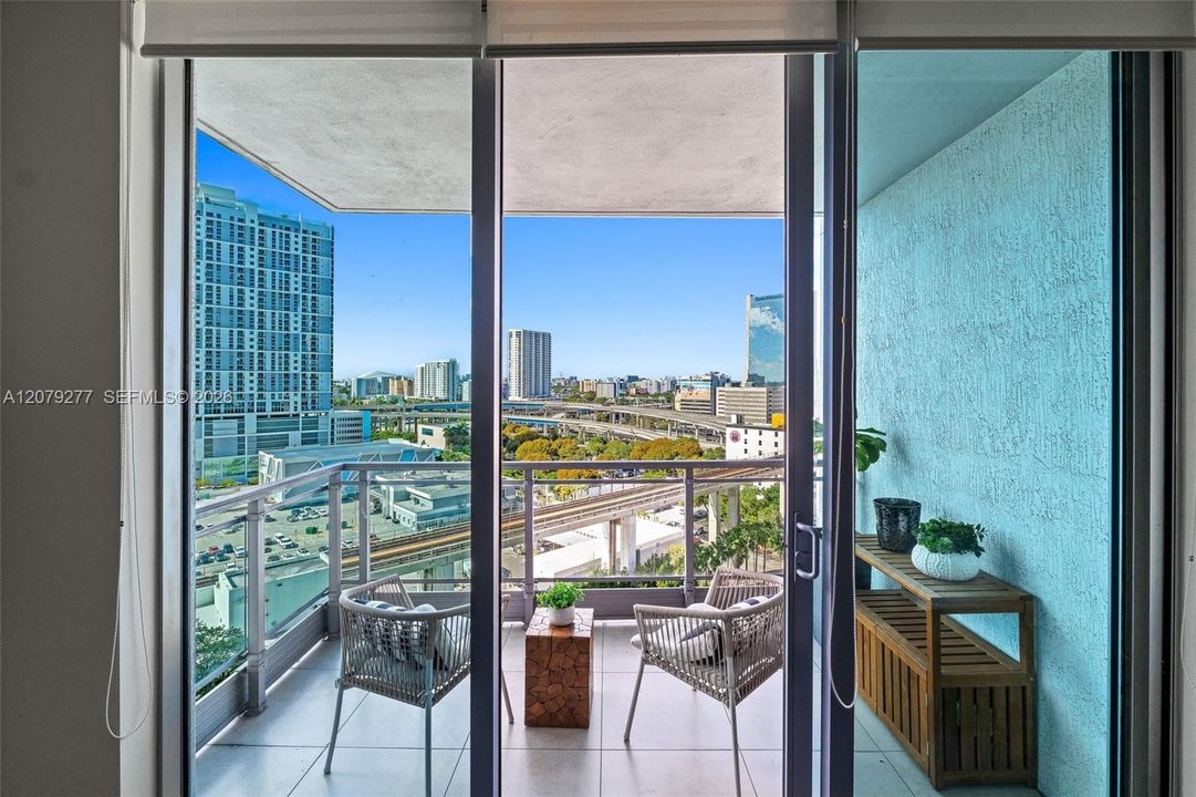 For Sale: $425,000 (1 beds, 1 baths, 747 Square Feet)