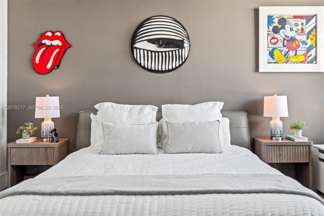 For Sale: $425,000 (1 beds, 1 baths, 747 Square Feet)