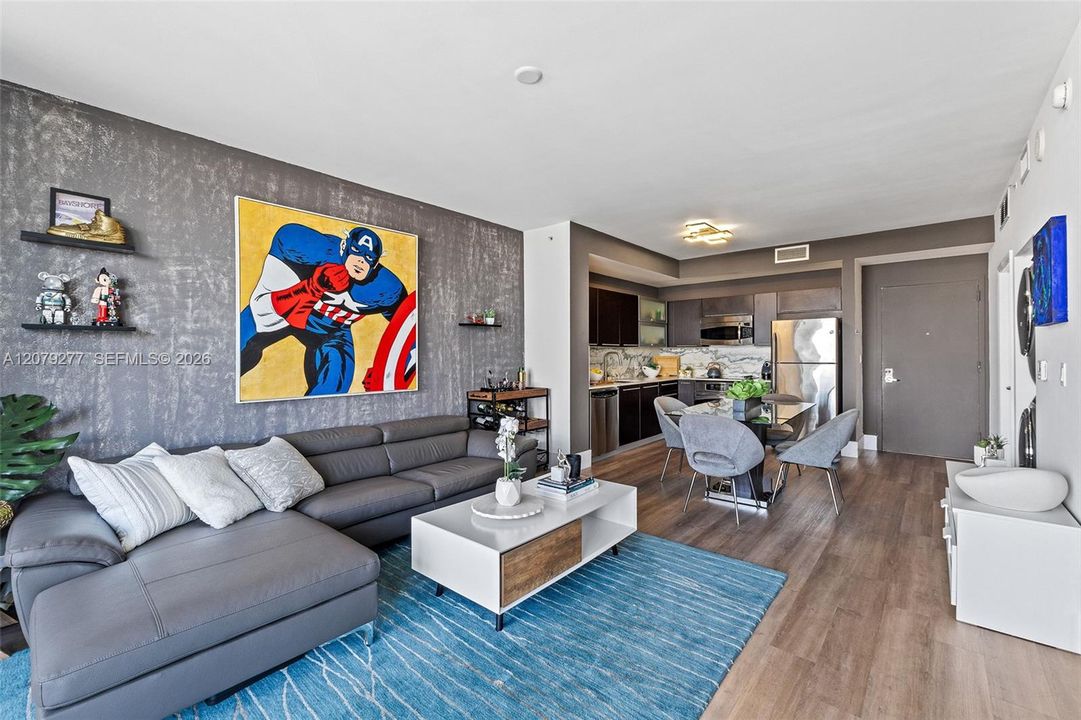 For Sale: $425,000 (1 beds, 1 baths, 747 Square Feet)