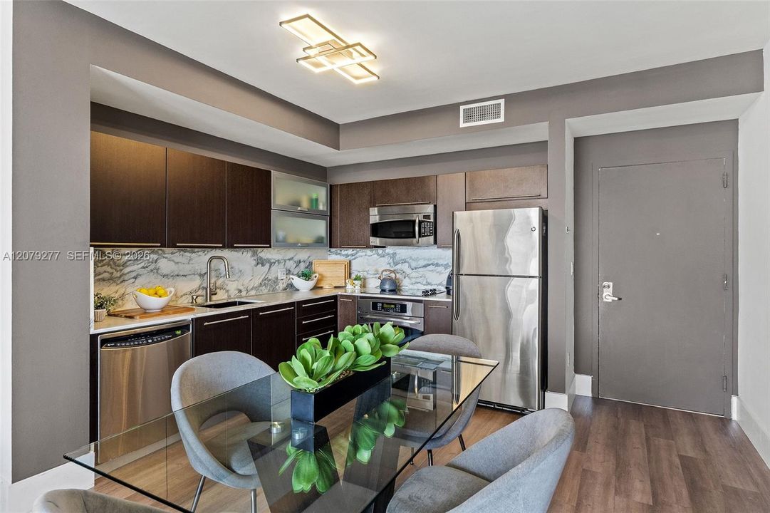 For Sale: $425,000 (1 beds, 1 baths, 747 Square Feet)
