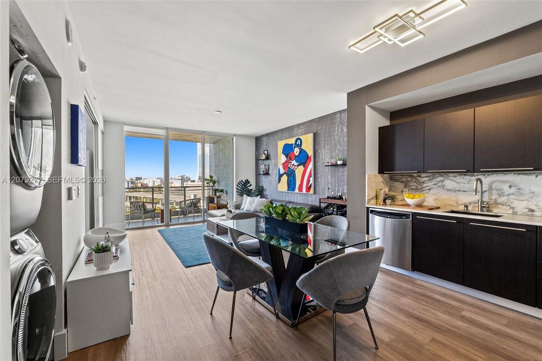 For Sale: $425,000 (1 beds, 1 baths, 747 Square Feet)