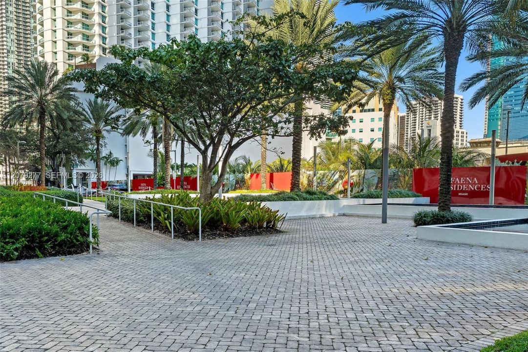 For Sale: $425,000 (1 beds, 1 baths, 747 Square Feet)
