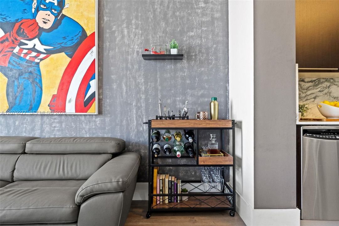 For Sale: $425,000 (1 beds, 1 baths, 747 Square Feet)
