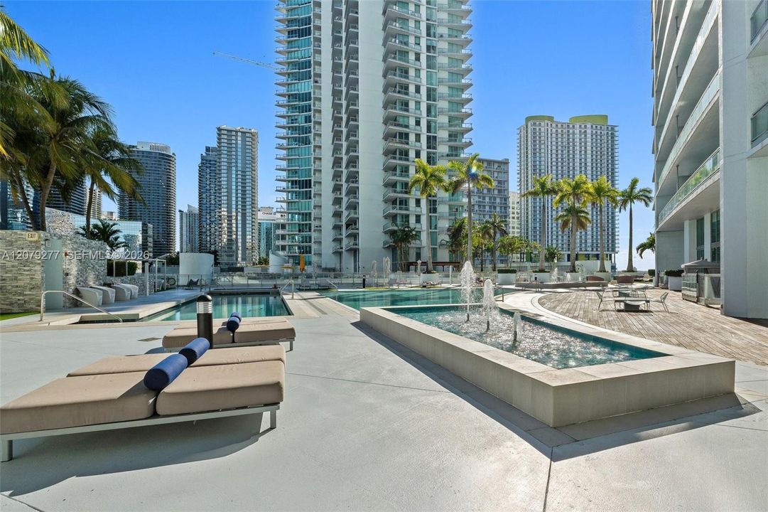 For Sale: $425,000 (1 beds, 1 baths, 747 Square Feet)