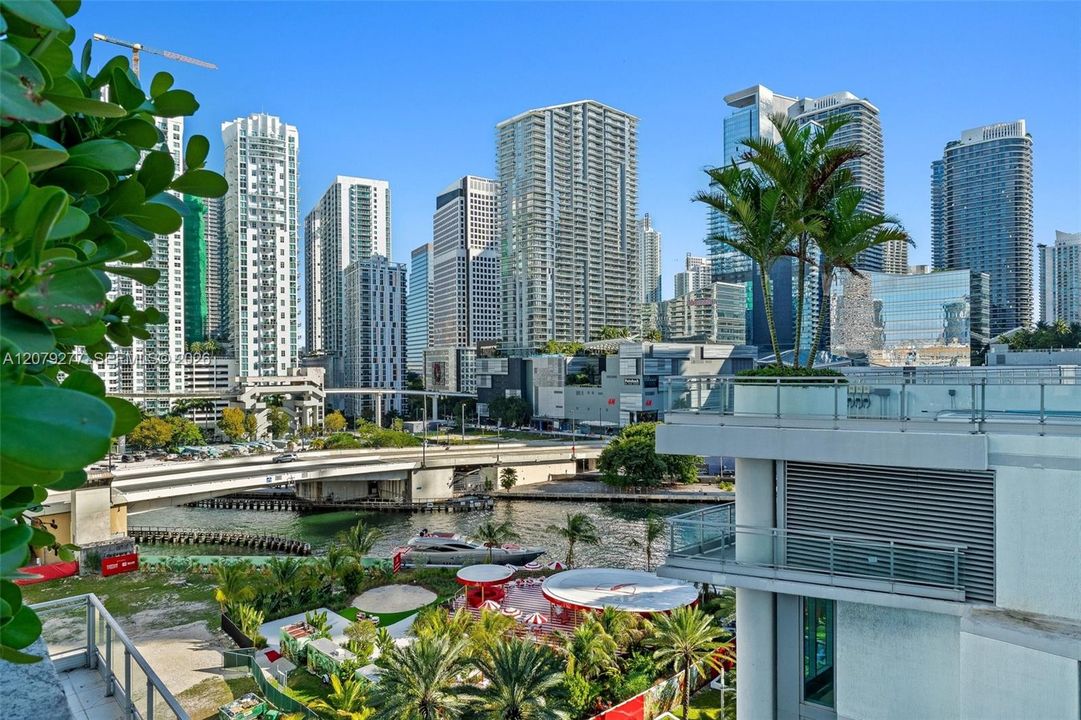 For Sale: $425,000 (1 beds, 1 baths, 747 Square Feet)