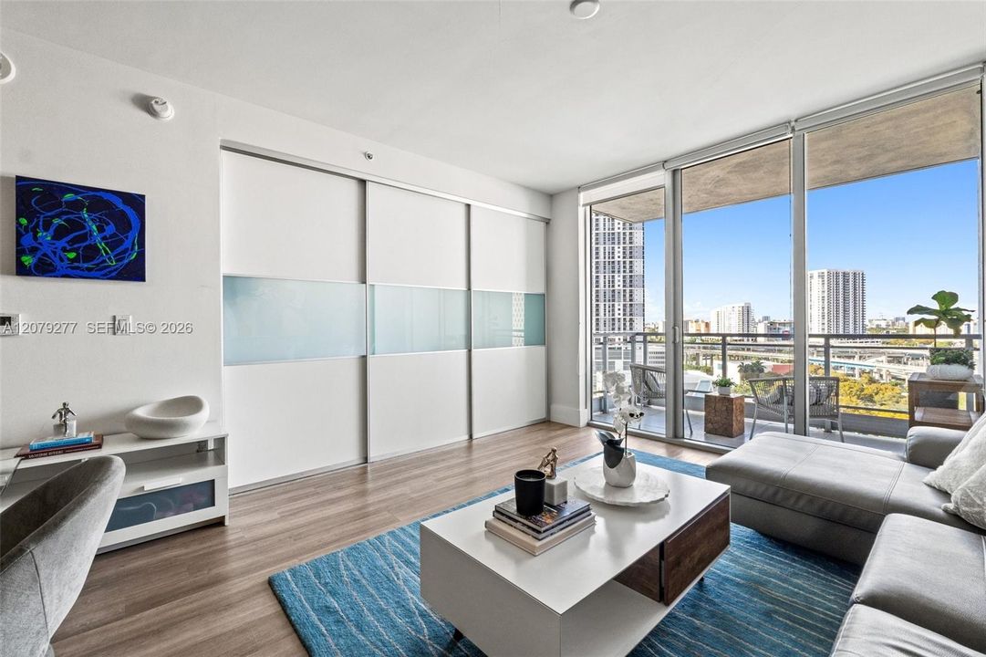 For Sale: $425,000 (1 beds, 1 baths, 747 Square Feet)