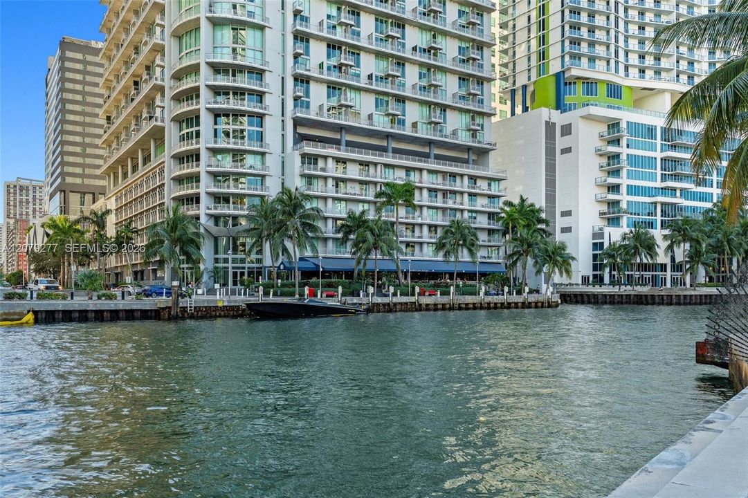 For Sale: $425,000 (1 beds, 1 baths, 747 Square Feet)