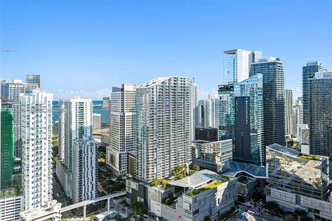 For Sale: $425,000 (1 beds, 1 baths, 747 Square Feet)