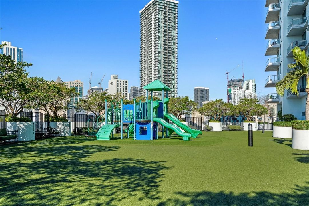 For Sale: $425,000 (1 beds, 1 baths, 747 Square Feet)