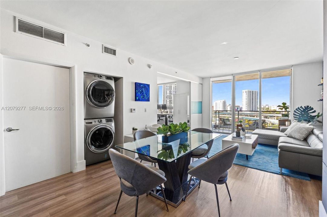 For Sale: $425,000 (1 beds, 1 baths, 747 Square Feet)