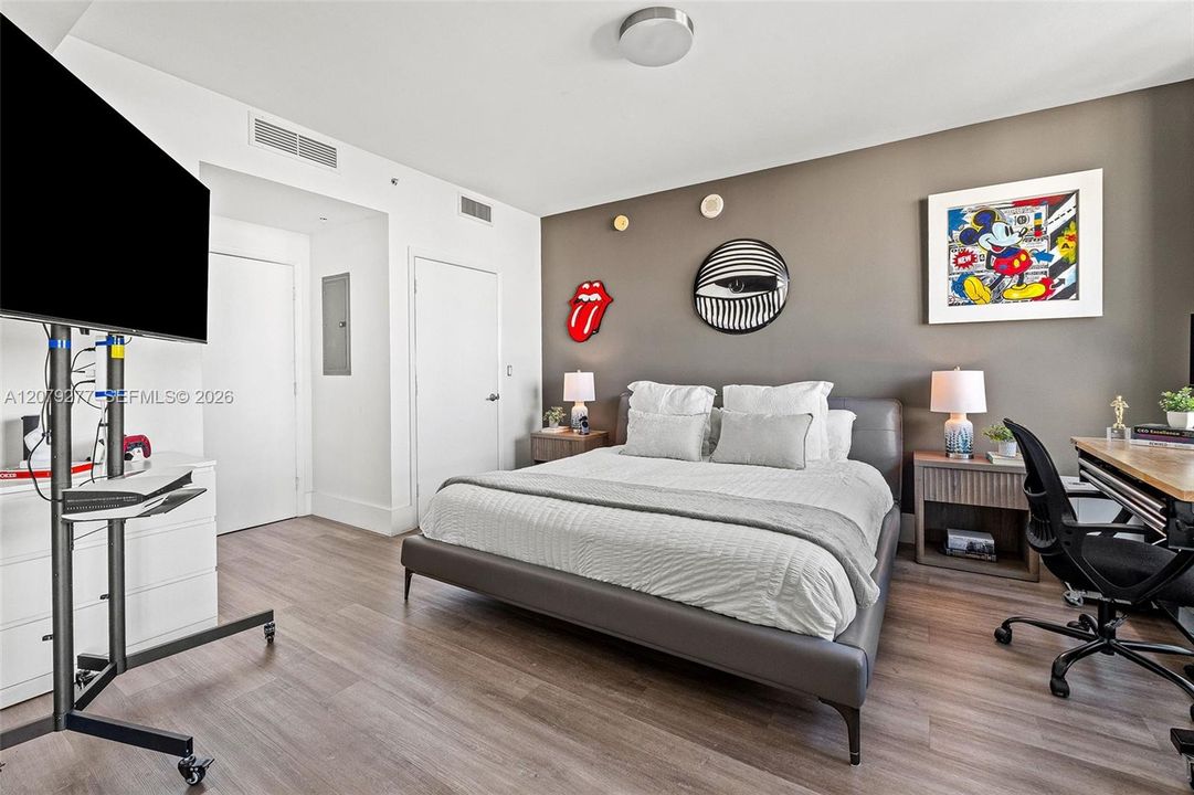 For Sale: $425,000 (1 beds, 1 baths, 747 Square Feet)