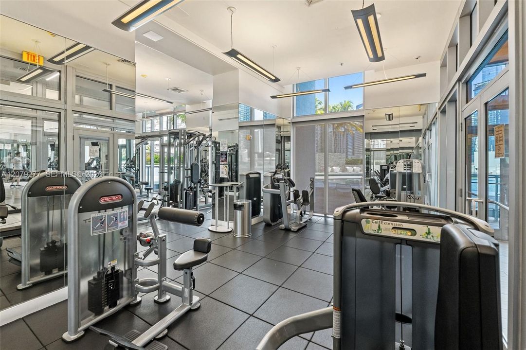 For Sale: $425,000 (1 beds, 1 baths, 747 Square Feet)