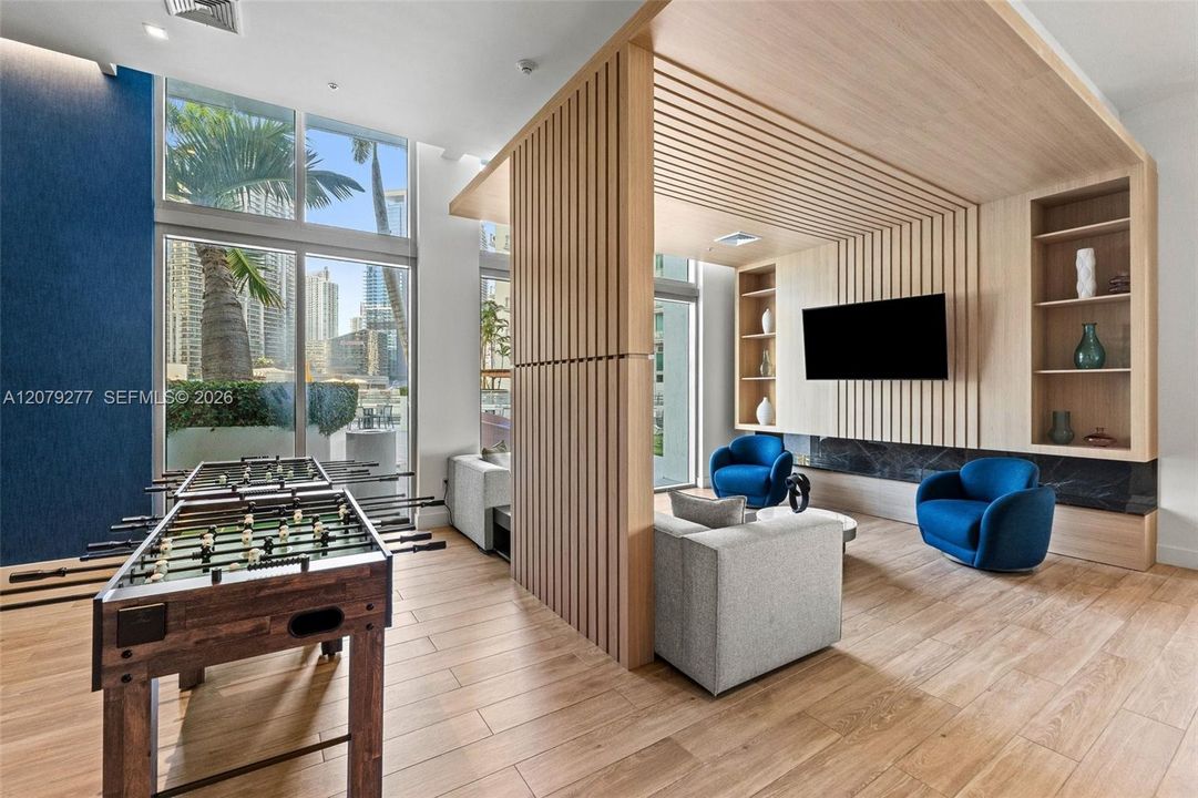 For Sale: $425,000 (1 beds, 1 baths, 747 Square Feet)