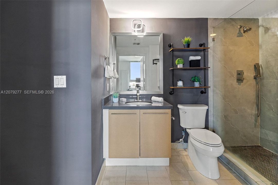 For Sale: $425,000 (1 beds, 1 baths, 747 Square Feet)